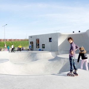 'Kavel K' is situated on a triangular plot, boxed in by a railwaytrack and a connecting road. It is a skating, sports- and youth facility which attracts a wide range of user groups. The public space and the building are designed as a unity; the facade and the skate-cradle even 'melt together'.