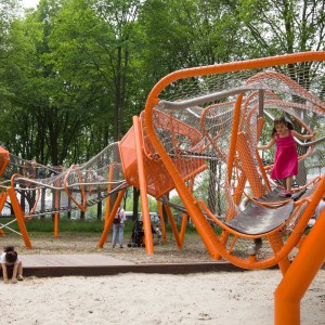 The starting point for the design of the winding playstructure, which is positioned on a prominent spot on the balcony, was therefore to strengthen the relation between the shopping area and the Sloterplas. The view on the Sloterplas is kept open and the width of the green zone determined the size of the play structure.