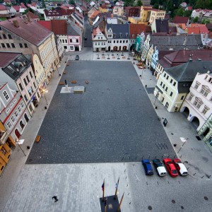 The main idea behind the design of the reconstructed square in Frýdlant was to create an open, unobstructed public space – a square that allows residents and visitors to enjoy all types of activities. The use of three types of paving tiles, two types of stone and the patterns in which these were laid differentiates various types of spaces on the square.