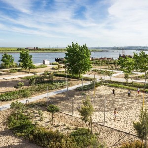 The Tagus Linear Park combines two different typologies of spaces: A single multifunctional area named ‘PRAIA DOS PESCADORES’ (FISHERMEN’S BEACH), set by the riverside within a former sand deposit, and 6 km of PEDESTRIAN TRAILS associated with dirt roads, waterlines banks (streams and drainage ditches), which converge to Praia dos Pescadores, coming from urban and natural areas.